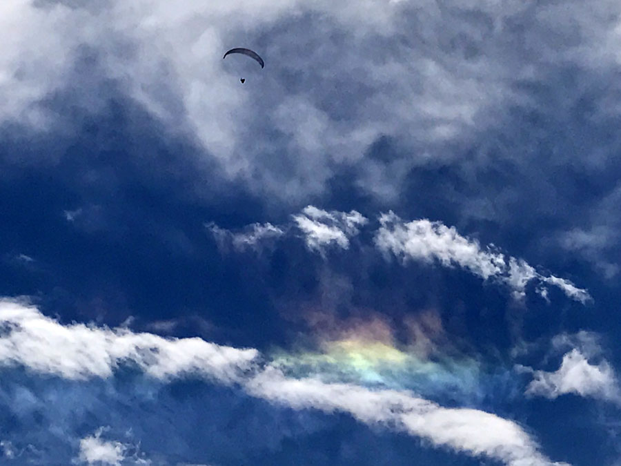 彩雲とパラグライダー