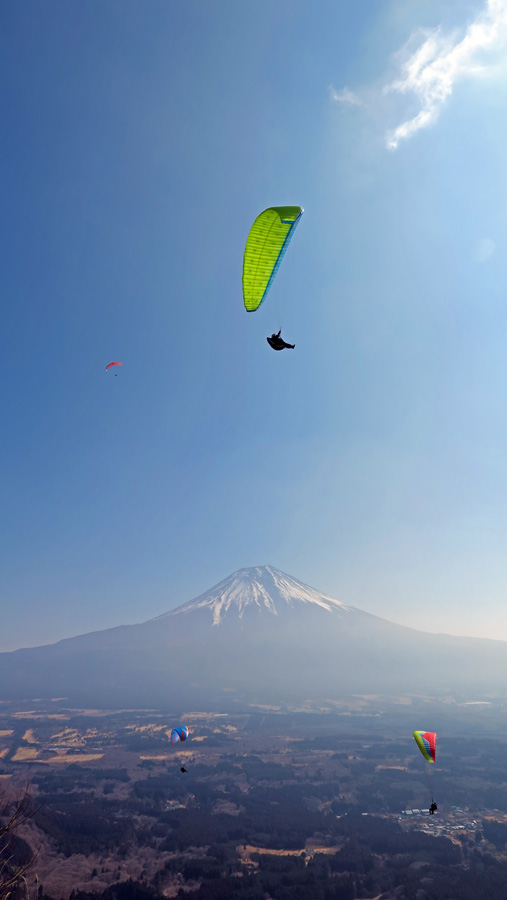 富士山をバックにフライト