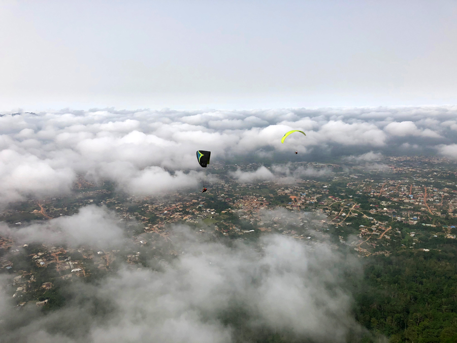 雲海を飛ぶパラグライダー